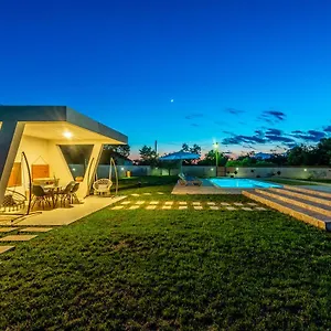S&i Peaceful With Pool & Jacuzzi Ferienhaus Galovac (Zadar)